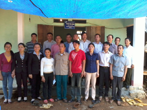 Hội phụ nữ huyện Cao Phong bàn giao nhà cho chị Bùi Thị Trị ở xóm Chằng Trong, xã Đông Phong (Cao Phong).

